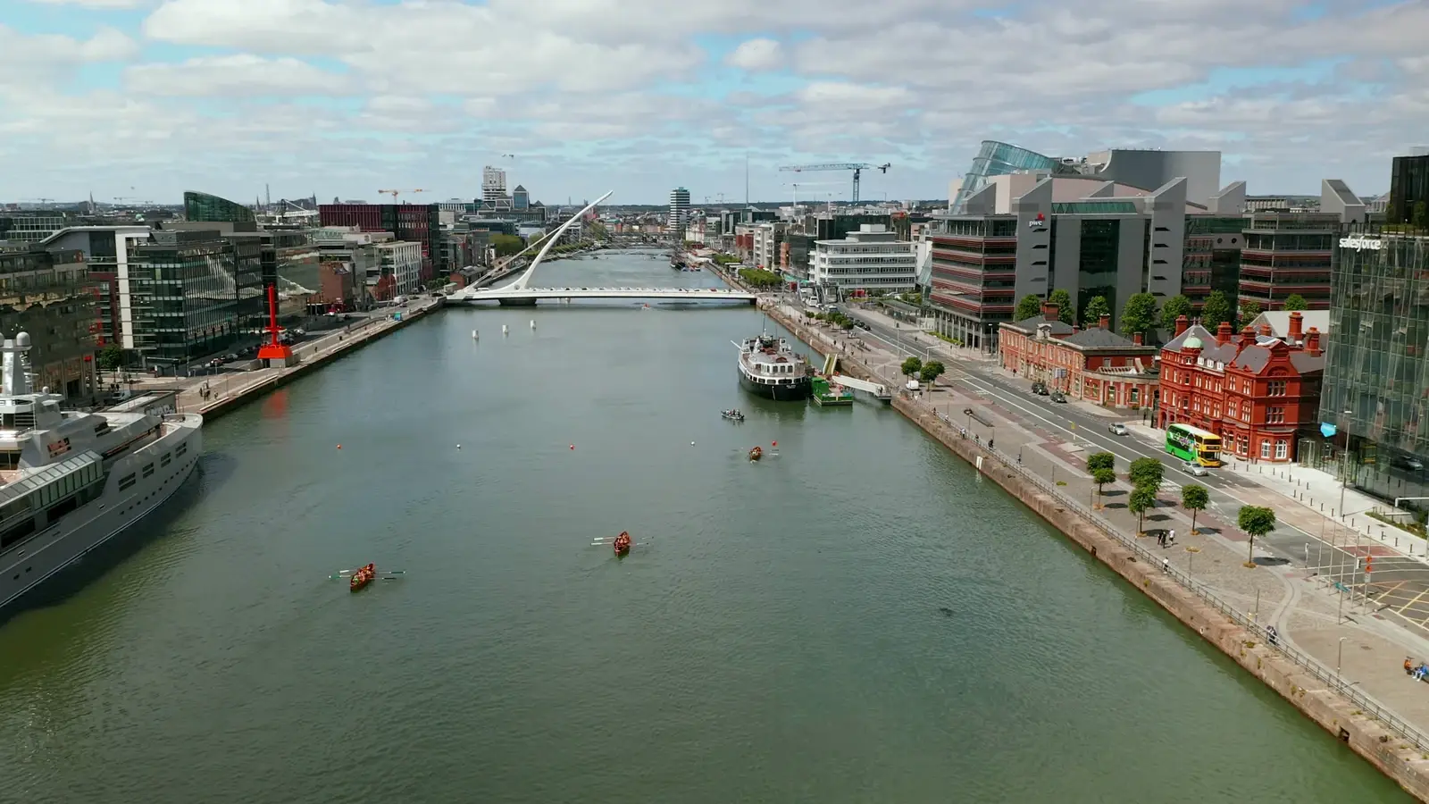 Vista aérea de Dublin, na Irlanda, num dia de verão